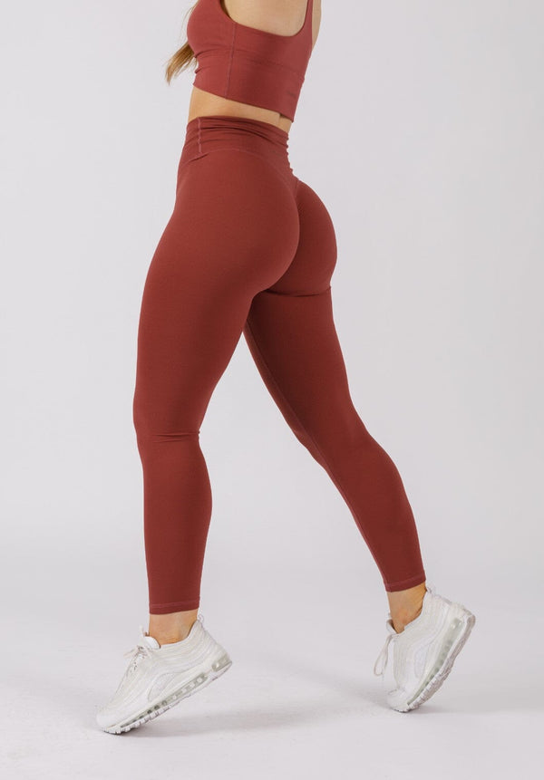 Our Original Sculptseam™ Legging got an upgrade! 🍑 Which front waistband  is your fave? Original or Crossover? 👀 Launching on